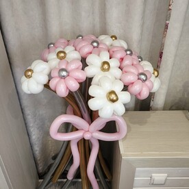 Букет из 15 бело-розовых Ромашек на серебряной и золотой ножке