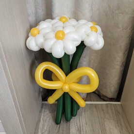 Букет из 7 белых Ромашек на тёмно зелёной ножке