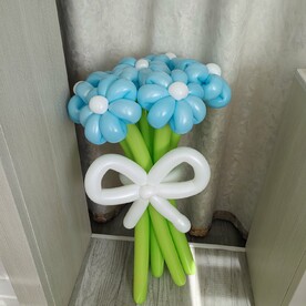 Букет цветов из голубых Ромашек