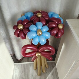 Букет цветов из шаров. Ромашки бордово-голубые