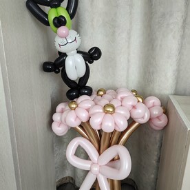 Букет цветов из шаров с чёрным Котом