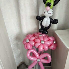 Розовый букет цветов из шаров с чёрным Котом