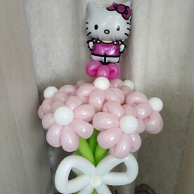 Букет цветов из шаров с мини фигурой Котёнок в розовом сарафане