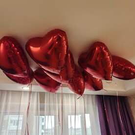 Гелиевые шары под потолок 9 шт. Красные сердца