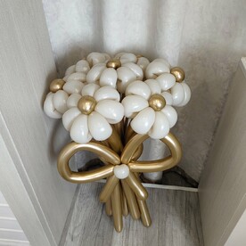 Букет цветов из шаров. Ромашки белый песок в золотом