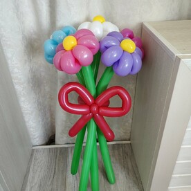 Букет цветов из разноцветных шаров