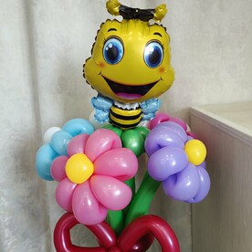 Букет цветов из шаров с мини фигурой Пчёлка