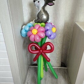 Букет цветов из шаров с мини фигурой Заяц