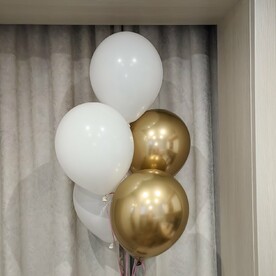 Связка из 5 бело-золотистых шаров