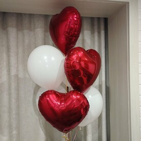 Фонтан из 7 шаров. Белые шары и красные сердца