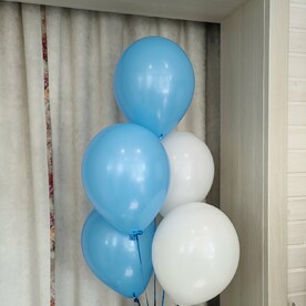 Связка из 5 бело-голубых шаров