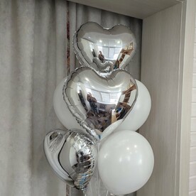 Фонтан из шаров. Белые и серебристые