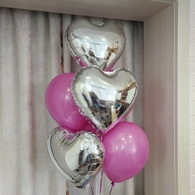 Фонтан из шаров. Ярко розовые и серебристые