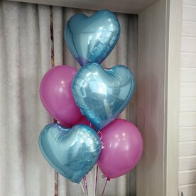 Фонтан из шаров. Ярко розовые и голубые