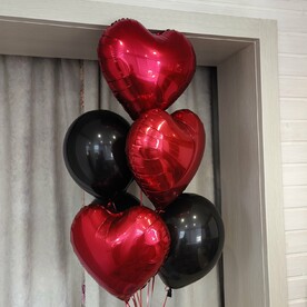 Фонтан из шаров. Чёрные и красные