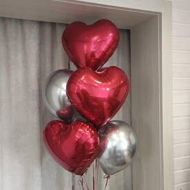 Фонтан из шаров. Красные и серебристые