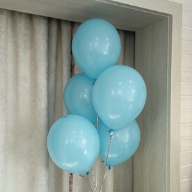 Связка из голубых шаров.