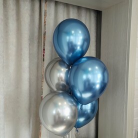 Связка их хромированных синих и серебристых шаров