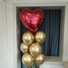 Фонтан из шаров. Большое красное сердце и хром золотой. Шары шарики