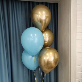 Связка из голубых и золотистых шаров. Шары шарики