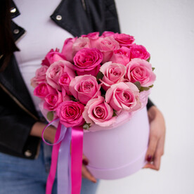 Шляпная коробка из 25 роз | Розовые розы