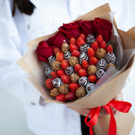 Клубника в молочном шоколаде с розами "Сатурн" XL | Клубника в шоколаде