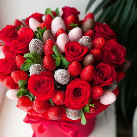 Клубника в шоколаде и розы в шляпной коробке «Тебе прекрасной» L | Клубника в шоколаде