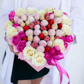 Сердце из роз и клубники в бельгийском шоколаде "Нежные чувства" XXL WOW Эффект | Клубника в шоколаде