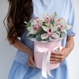 Орхидеи в шляпной коробке "Нимфа" |Орхидея Цимбидиум