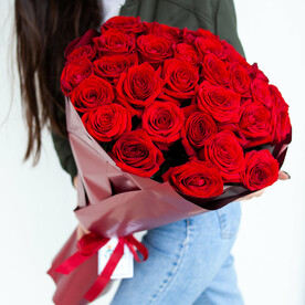 25 красных роз Эквадор 60см в оформлении| Красные розы | 25 роз