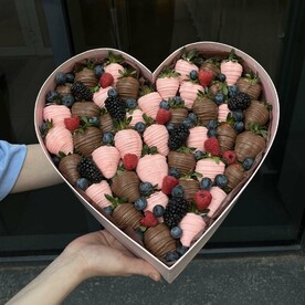 БОКС 24 "Сердце Наслаждение" 1кг клубники в шоколаде + микс ягод L | Клубника в шоколаде