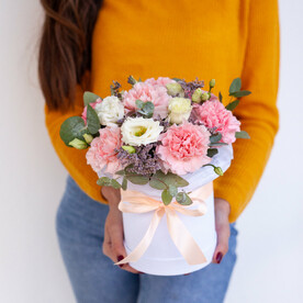 Шляпная коробка гвоздики и эустома "Романтик" M | диантусы сортовые