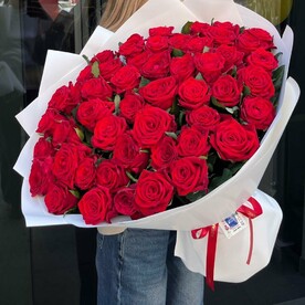 51 Красная роза Ред наоми 60см в оформлении | Красные розы | 51 роза