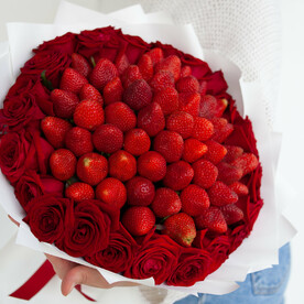 Букет из клубники и карамельных роз «Сладкая жизнь».