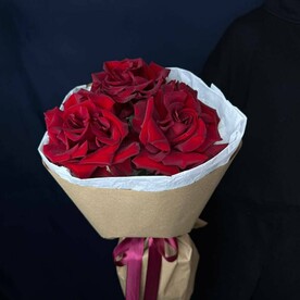 Букет французские красные розы в крафте