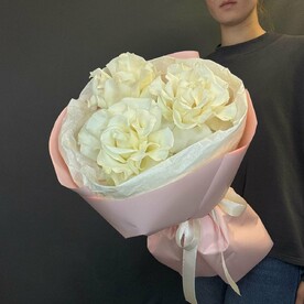 Французские белые розы в нежном оформлении