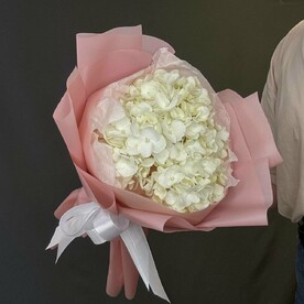 Нежный букет с гортензией