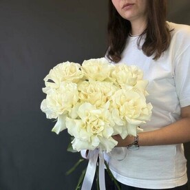 Букет белых роз французских под ленту