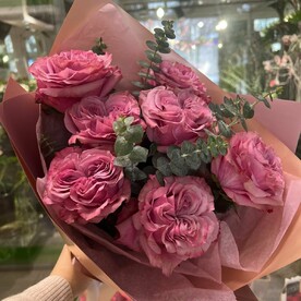 7 пионовидных роз Кантри Блюз с веточками эвкалипта