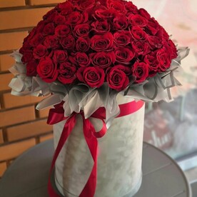 Большая коробка с алыми розами