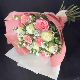 Букет из розочек и кустовых гвоздик