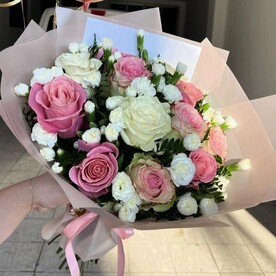 Букет из розочек и кустовых гвоздик