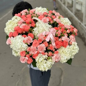 Цветы в корзине