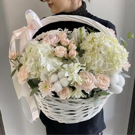 Корзина с цветами   "VIP" (Гортензия, кустовая роза, диантусы, хлопок, альстромерия)