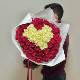 Сердце из 99 роз