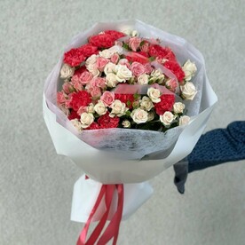 Микс кустовых розочек и гвоздик