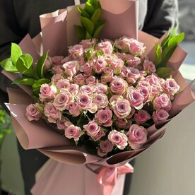 Букет кустовых розовых роз