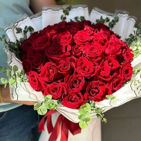 Букет из 35 алых роз с эвкалиптом