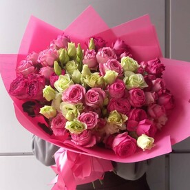 Микс кустовых пионовидных роз и эустом