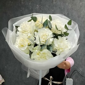 Букет с французскими розами и эвкалиптом